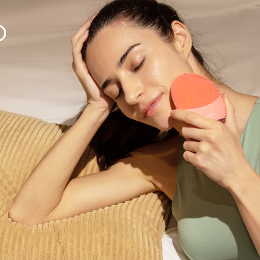 FOREO LUNA Mini Facial Cleansing Brush
